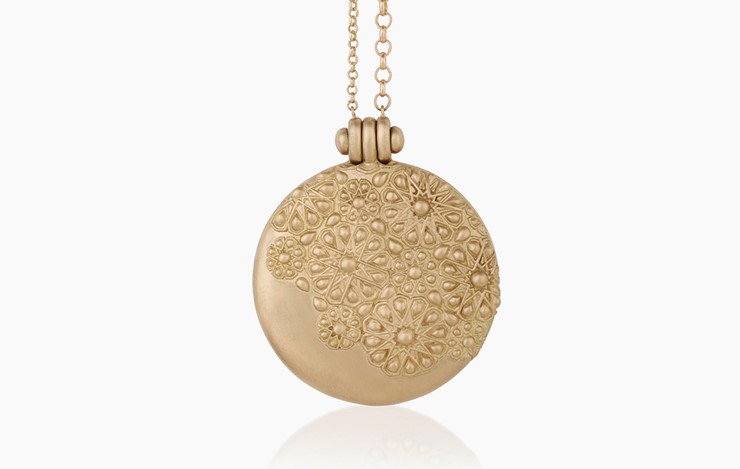MY MUSE GLORY EMBOSSED LOCKET NECKLACE